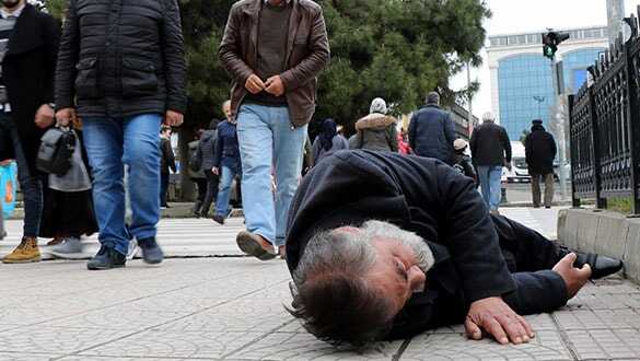 Herkes başına toplandı, nedenini öğrenen uzaklaştı