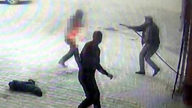 Alev alev yanan adam hortumla söndürüldü