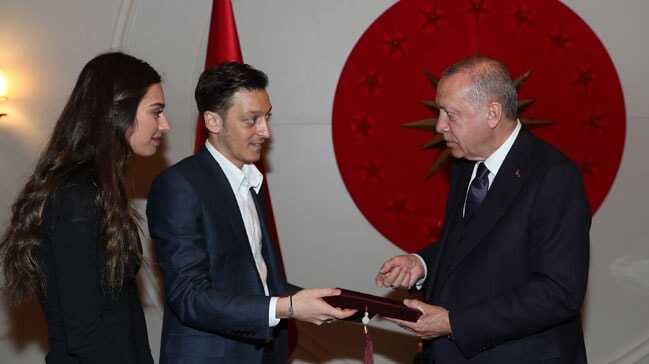 Alman futbolcu Özil, Cumhurbaşkanı Erdoğan'a nikah davetiyesini verdi