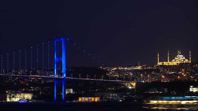 İstanbul köprüleri kolon kanseri farkındalığı için mavi renge büründü