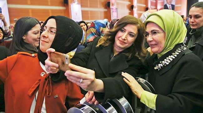 Emine Erdoğan AK Parti Kadın Kolları ile buluştu