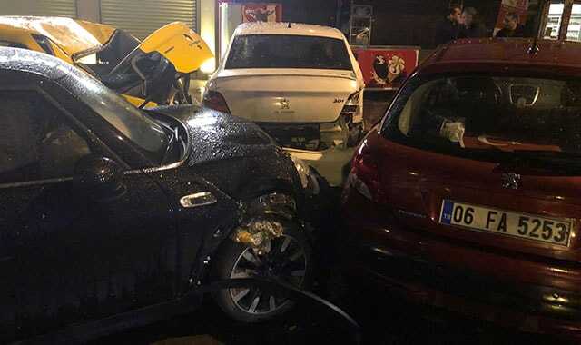 Ankara'da alkollü sürücü 4 araca birden çarptı