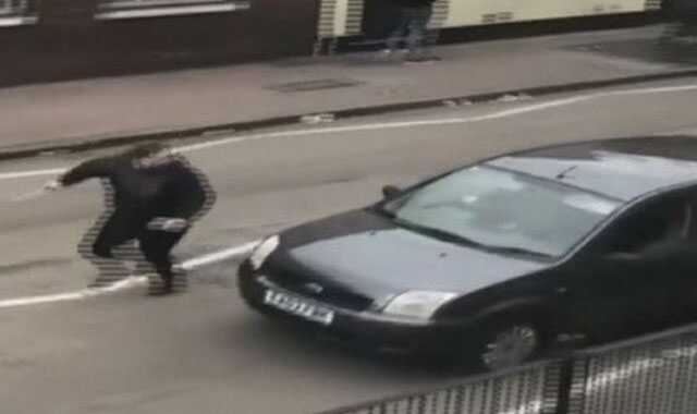 Londra'da bir grup, cami önünde bekleyen Müslüman gruba çekiç ve sopalarla saldırdı