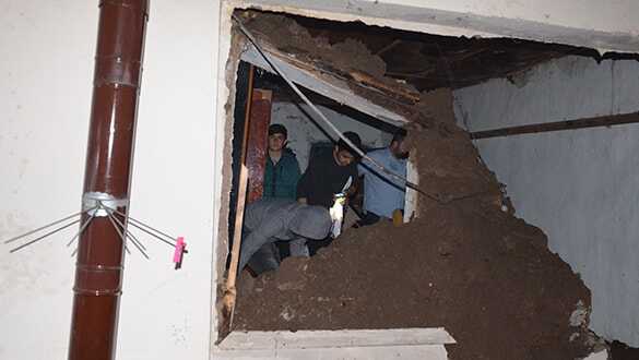 Hatay'da bir evin çatısı çöktü