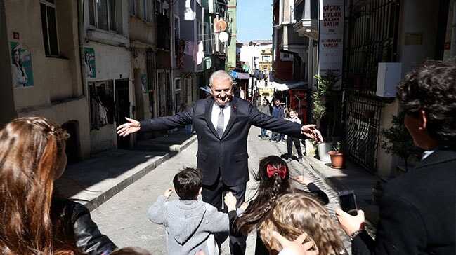 Binali Yıldırım, Beyoğlu'nda büyüdüğü sokağı ziyaret etti