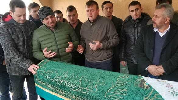 Düğününde annesi öldürülen damat, tabutun başında gözyaşı döktü