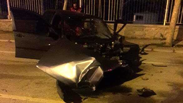 Alkollü sürücü kaza yaptığı otomobilde sıkıştı