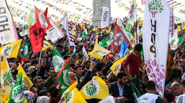 HDP'nin İzmir'deki nevruz kutlamasında PKK sloganları atıldı
