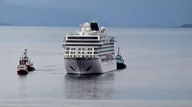 Norveç'te arızalanan gemi limana ulaştı